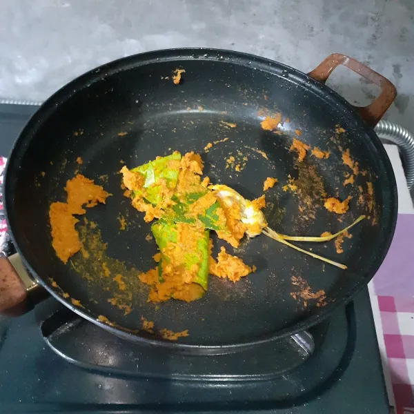 Masukkan serai dan daun salam. Aduk-aduk sebentar.