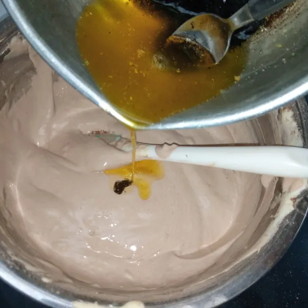 Masukkan campuran bahan C aduk balik menggunakan spatula hingga tercampur rata (Pada step inj perlu hati-hati jika tidak rata mengaduknya cake bisa bantat)