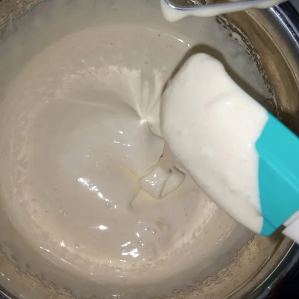 Mixer bahan A hingga mengembang putih berjejak selama 10 menit.