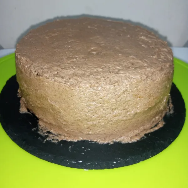Olesi cake dengan cream moca (yang sudah dimixer) ratakan pada seluruh permukaan cake.