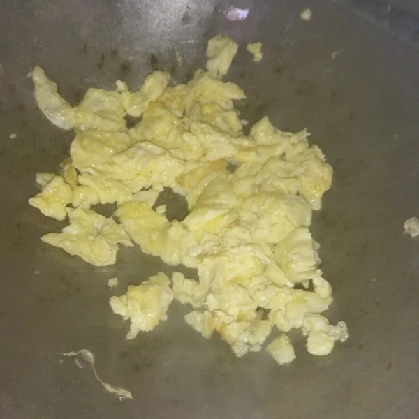 Telur dadar dibuat orak-arik, kemudian angkat.