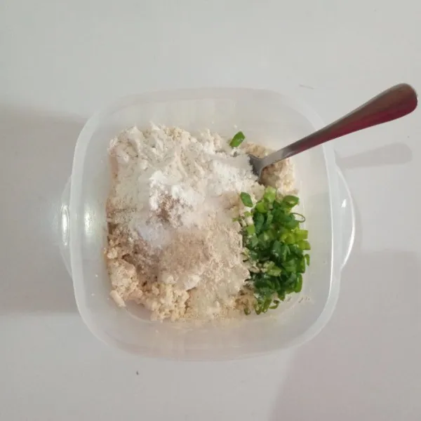 Masukkan tepung maizena, bawang daun, bawang putih bubuk, garam, gula dan merica aduk rata.