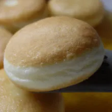 Goreng donat sampai kecoklatan. Satu kali balik saja.