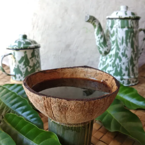 Saring rebusan air daun kopi menggunakan saringan kain dan telah menjadi kopi. Setelah kopi sudah disaring bersih, tambahkan gula aren untuk rasa original