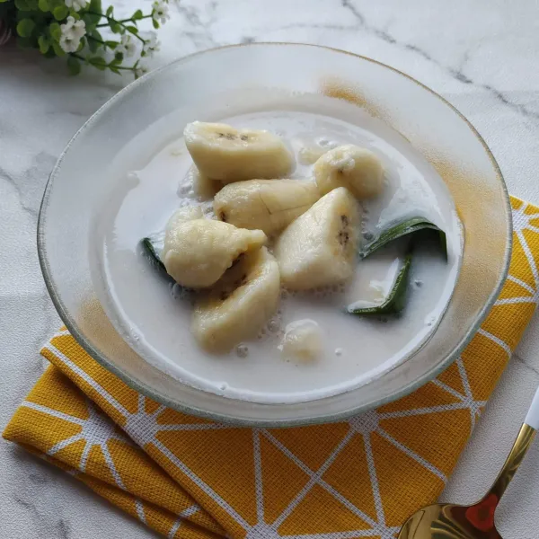 Setelah matang dan pisang empuk, sajikan kolak pisang dan siap dinikmati.