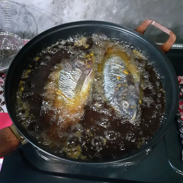Goreng ikan mujair sampai kecoklatan. Tidak perlu sampai kering.