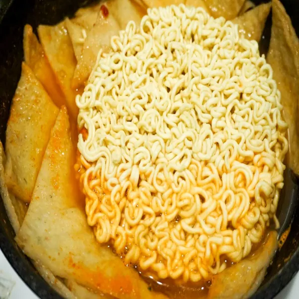 Masukkan ramen korea tanpa bumbunya, dan masak sampai ramennya matang.