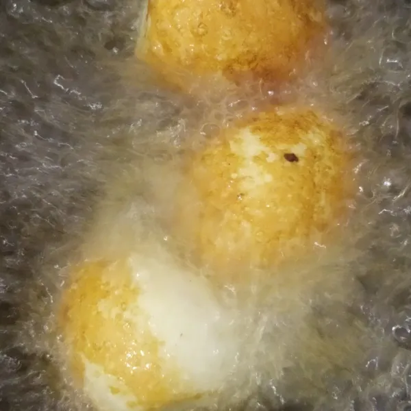 Panaskan minyak sampai berasap, lalu goreng telur hingga berkulit.