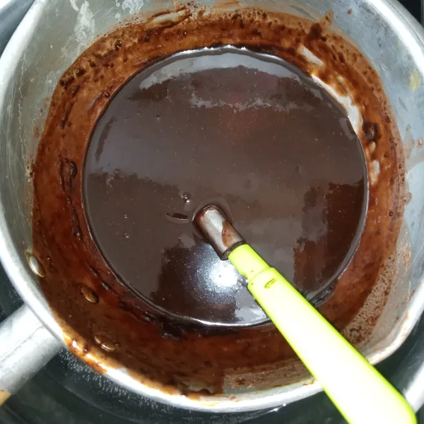 Lelehkan semua bahan cokelat ganache dengan cara di steam sambil diaduk hingga meleleh. Matikan api biar akan hangat.