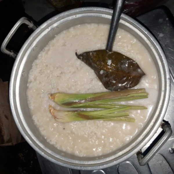 Campur beras yang telah dicuci bersih dengan santan, garam, daun salam dan serai, aduk rata.