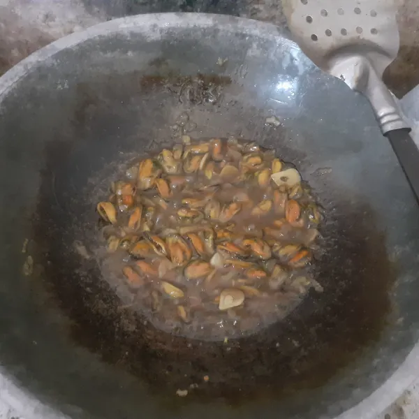 Setelah mendidih, tambahkan gula, garam, kecap manis, saus tiram, ketumbar bubuk dan penyedap rasa. Aduk rata. Koreksi rasa.