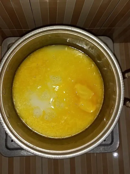 Campurkan margarin, susu bubuk, dan susu kental manis ke dalam air panas lalu aduk rata.
