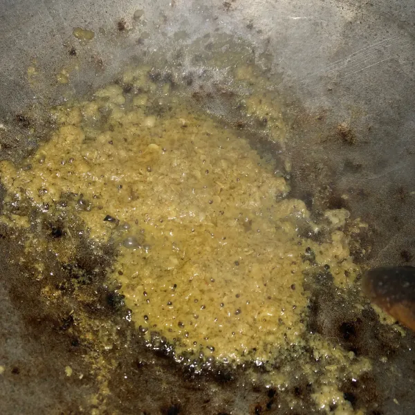 Masak oseng udang rebon dan campuran bawang sampai air menyusut, lalu beri minyak dan tumis sampai harum.