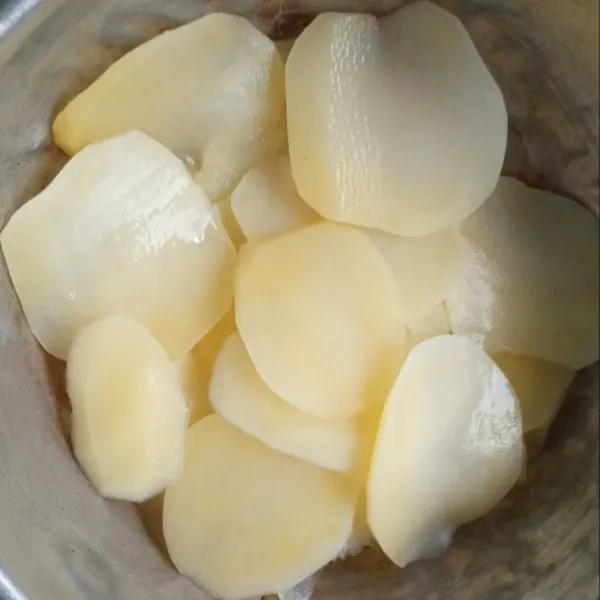 Kupas kentang, cuci bersih kemudian iris tipis-tipis.