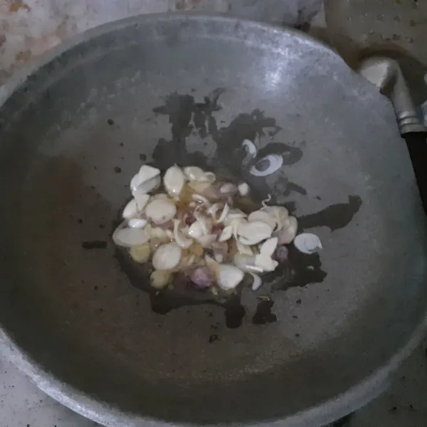 Tumis bumbu iris dengan sedikit minyak hingga harum.