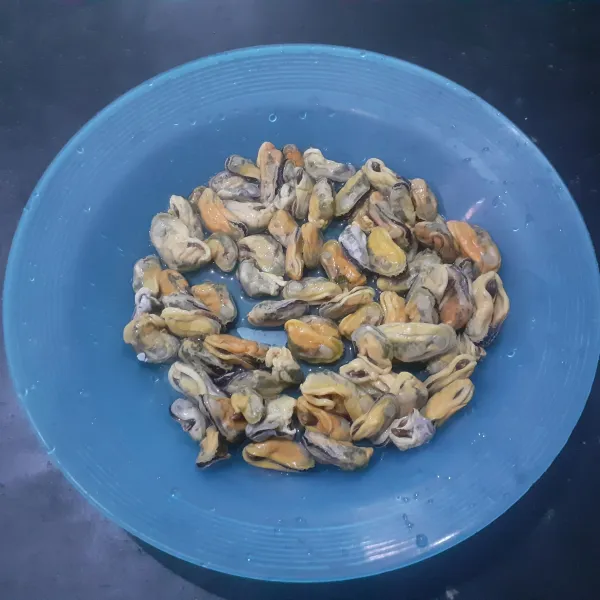 Cuci bersih isi kerang sampir.
