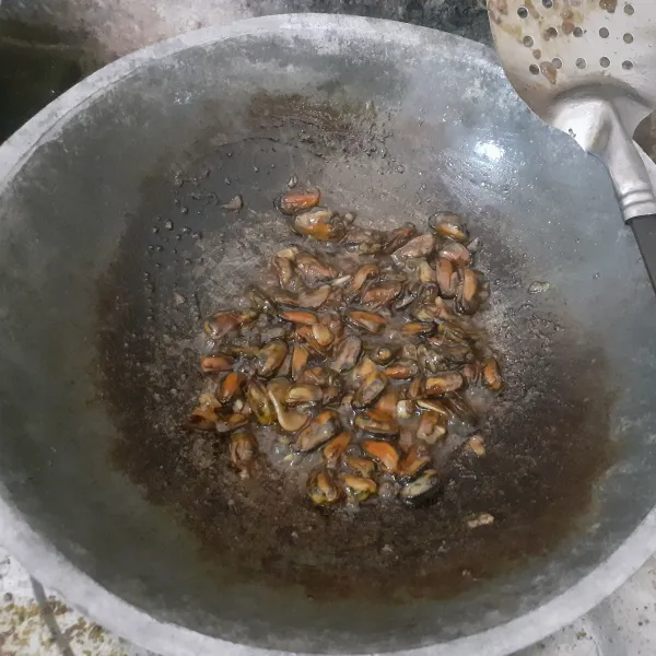 Masak hingga air habis dan tersisa minyaknya. Goreng hingga agak kering. Angkat dan tiriskan.