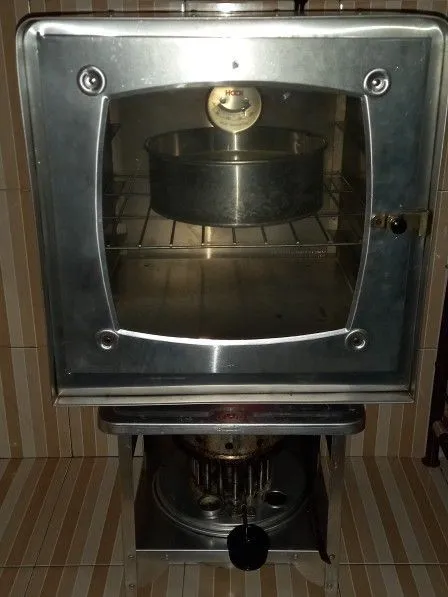 Panggang dalam oven yang sudah dipanaskan terlebih dahulu dengan suhu 180°c selama 90-100 menit.