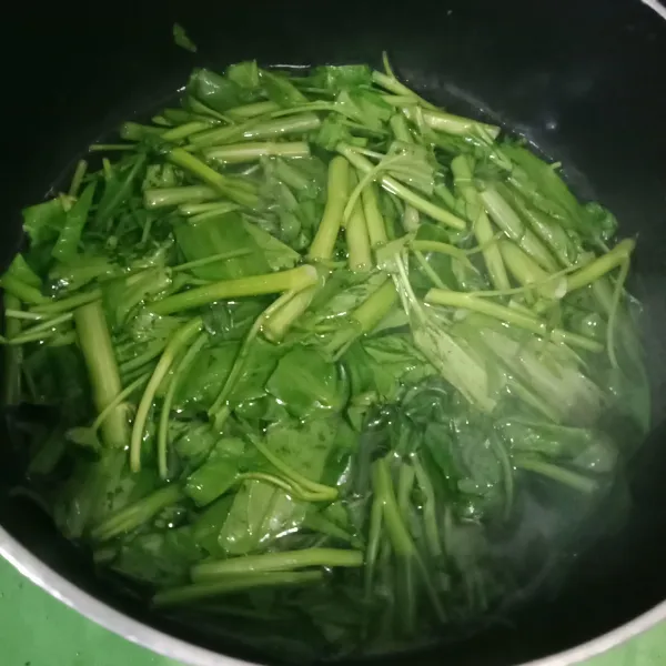 Siapkan panci dan 500 ml air, masak hingga mendidih lalu masukkan kangkung rebus hingga layu.