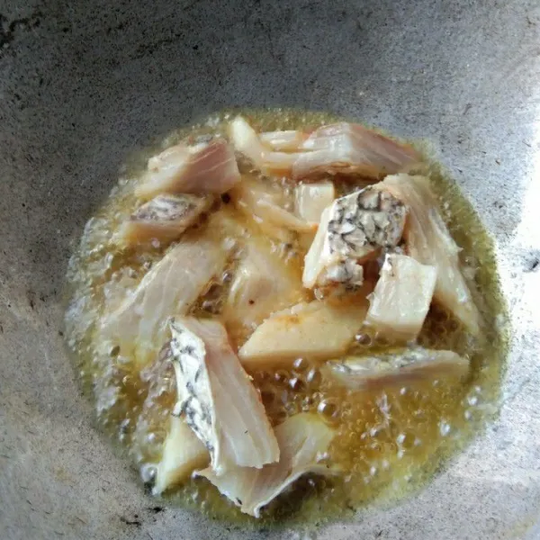 Setelah ikan kakap asin dicuci dan di keringkan, goreng ikan kakap asin hingga berkulit, tiriskan.