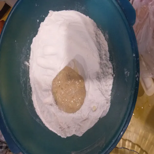 Bentuk bulat lalu gulingkan di atas tepung sambil ditekan-tekan. Pastikan tempe terbalur sempurna oleh tepung di seluruh sisi.