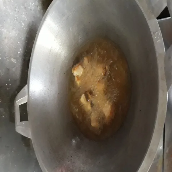 Potong ikan asin lalu rendam dengan air panas 10 menit, cuci lalu goreng dan tiriskan.