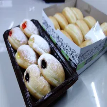 Setelah dingin. beri lubang dipinggir dan beri isian selai atau cokelat filling. Siap disajikan.