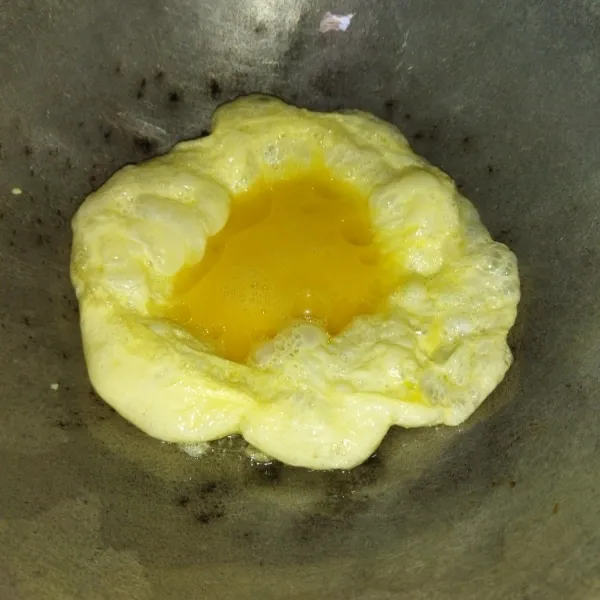 Siapkan wajan, panaskan kira-kira 1 sdm minyak goreng, lalu dadar telur yang tadi sudah dikocok.