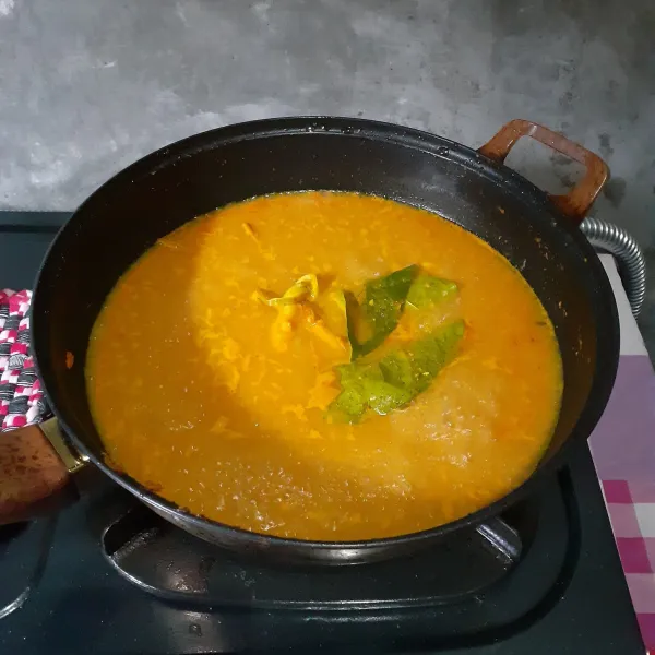 Tambahkan air. Masak sampai air mendidih. Kemudian cek rasa.