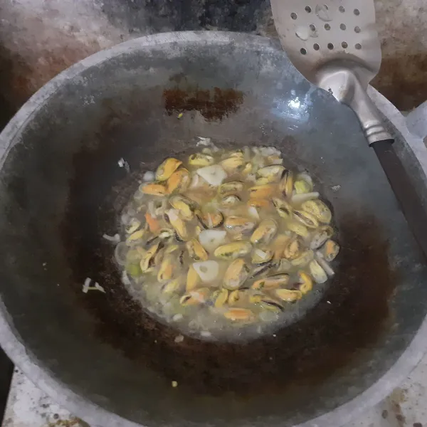 Masukkan kerang sampir, tambahkan 100 ml air. Aduk rata.