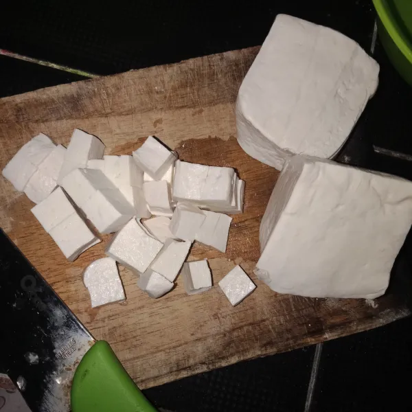 Pertama siapkan tahu, lalu potong kotak kecil-kecil.