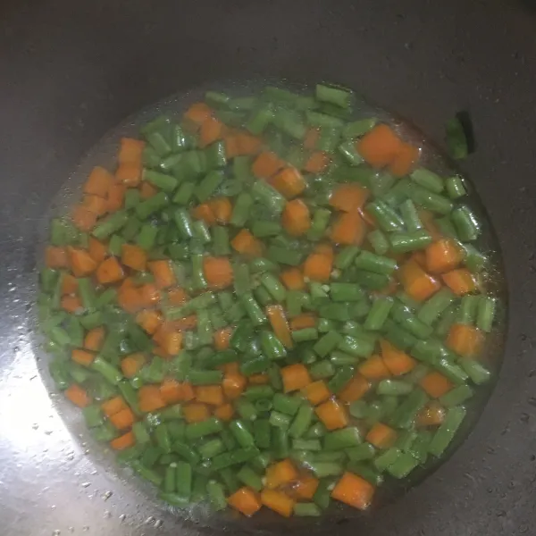 Didihkan air rebus wortel & buncis sampai 1/2 empuk