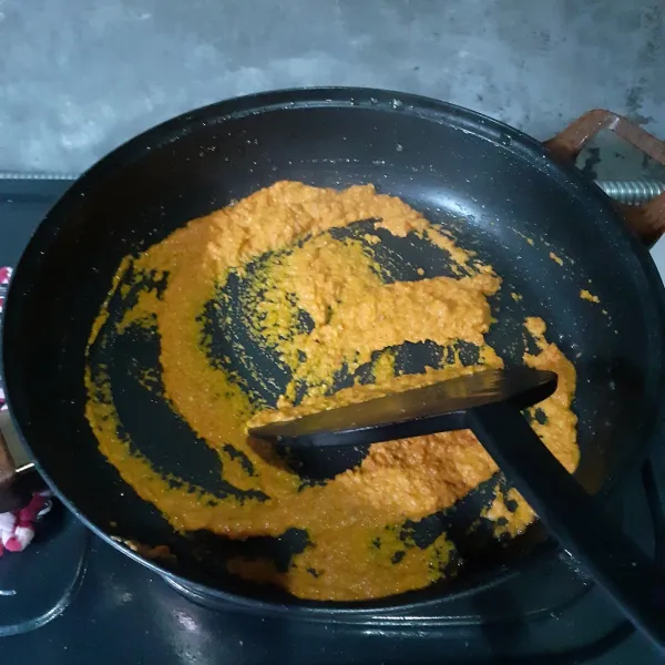 Campur dan haluskan semua bumbu genep. Kemudian tumis sampai harum.