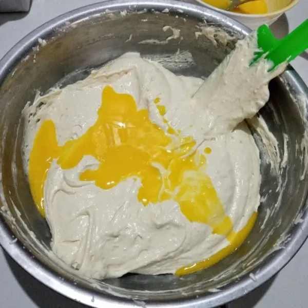 Masukkan margarin leleh, aduk balik menggunakan spatula hingga rata.