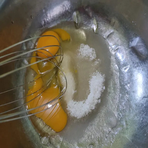 Kocok telur dan gula dengan menggunakan whisk. Kocok hingga larut saja tidak perlu sampai mengembang.