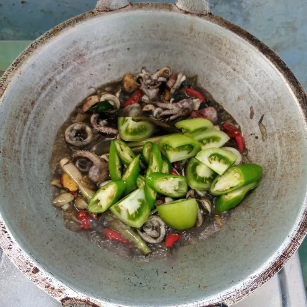 Tambahkan tomat hijau dan cabai hijau besar. Aduk rata. Icip rasa. Angkat dan sajikan.