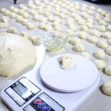 Bagi adonan masing masing 30 gr. Lalu bulatkan.
