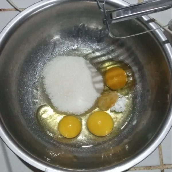 Dalam wadah campur gula, telur, sp dan baking powder. Mixer dengan kecepatan tinggi hingga putih kental berjejak.