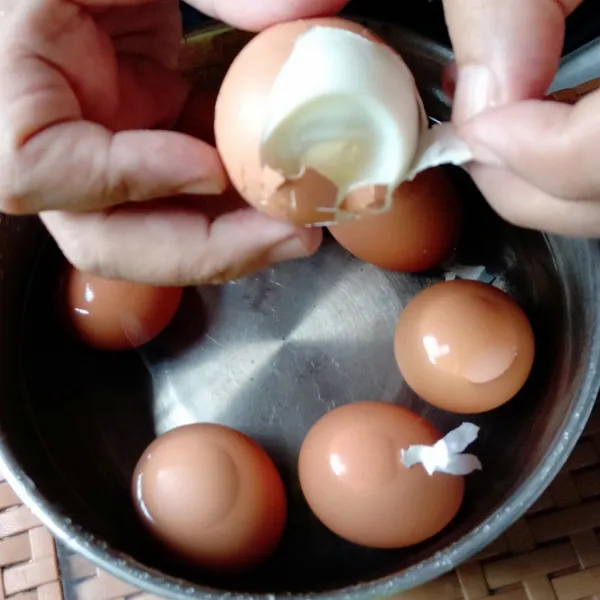 Rebus telur sampai matang lalu kupas.