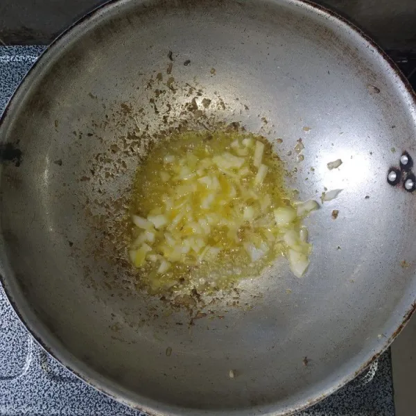Tumis bawang bombay dengan margarin hingga harum.