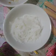 Seduh bihun hingga mengembang, tiriskan.