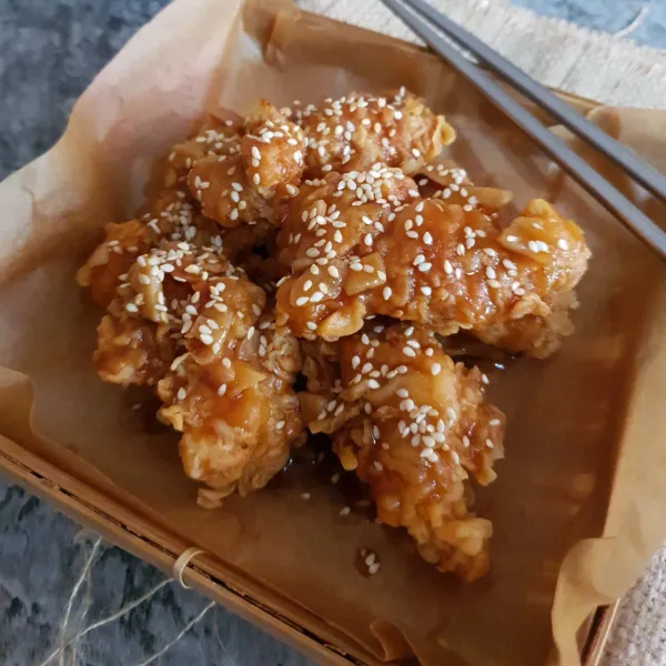 Susun ayam yang sudah digoreng ke dalam wadah, kemudian taburi dengan wijen sangrai. 
Sajikan.