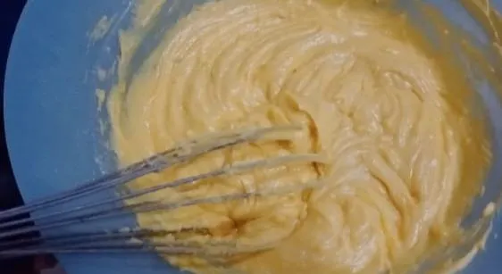 Siapkan wadah, masukkan butter dan gula halus. Kocok atau aduk hingga tercampur rata, kemudian masukkan kuning telur. Aduk rata kembali.