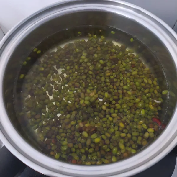 Cuci bersih kacang hijau, rebus dengan 1 lembar daun pandan hingga empuk.