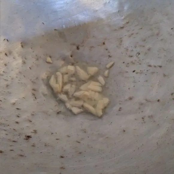Tumis bawang putih geprek hingga harum.