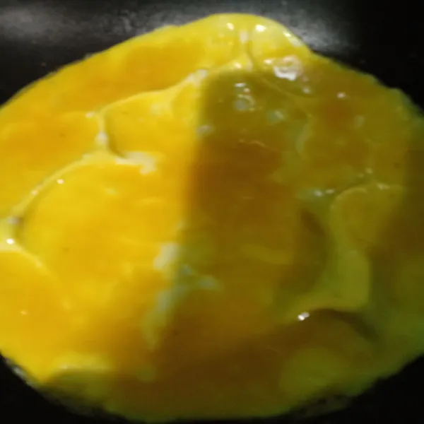 Kocok lepas telur beri garam dan lada bubuk. Goreng dengan sedikit margarin.