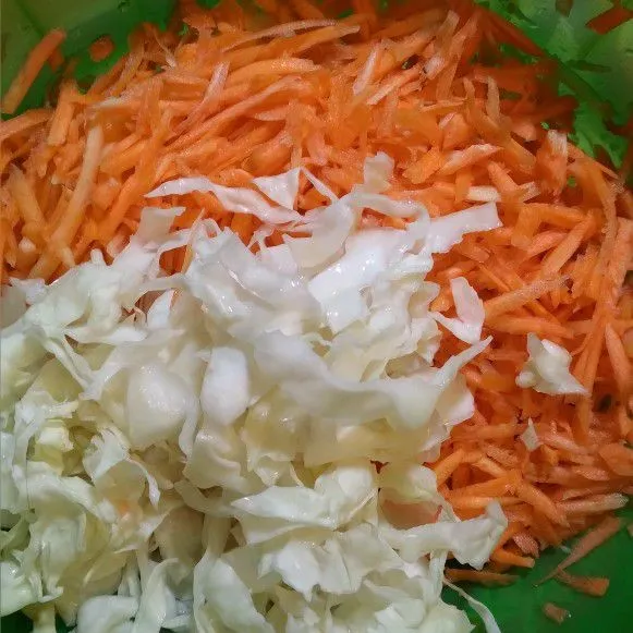 Cuci bersih dan serut wortel serta iris kol.