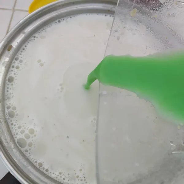 Pindahkan kepanci, larutkan campuran agar-agar dan jelly dengan sedikit air (ambil dari 1300 ml air). Masukkan kedalam blenderan kacang hijau, aduk rata.