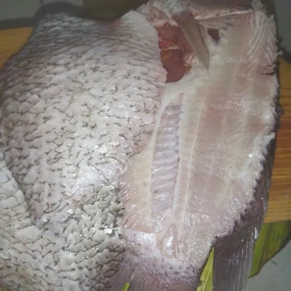 Bersihkan ikan gurame, lalu bilas dengan air, kemudian filet daging ikan gurame.
