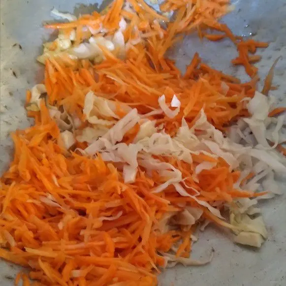 Masukkan sayur wortel dan kol. Aduk hingga tercampur biarkan layu.